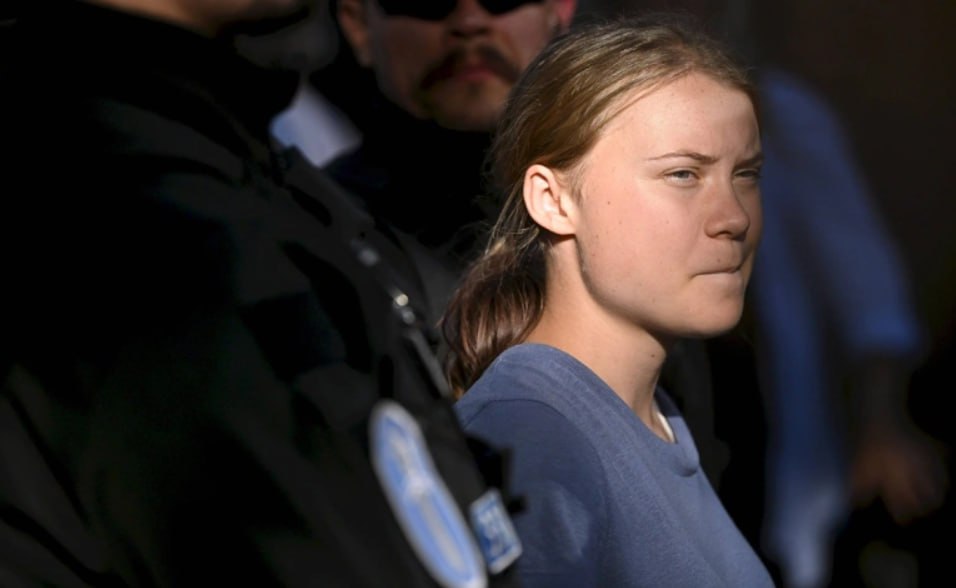 В Финляндии возбуждено уголовное дело в отношении шведской экоактивистки Греты Тунберг пишет газета Helsingin Sanomat По данным издания девушку обвиняют в противодействии стражам порядка Нарушение произошло во время демонстрации экологического движения Extinction Rebellion в центре Хельсинки в июне прошлого года тогда полиция остановила активистов им было приказано прекратить демонстрацию и покинуть улицу Тех кто не подчинился включая Тунберг доставили в полицейский участок 22 ноября активисты Extinction Rebellion провели митинг в Венеции в знак недовольства результатами конференции COP30 после вылив краску в Гранд канал в результате чего вода приобрела ярко зеленый цвет Через два дня газета The Telegraph сообщила что 22 летняя Тунберг и около 35 ее соратников были оштрафованы на 150 евро им также временно был запрещен въезд в Венецию Фото Mikko Stig IMAGO Global Look Press РБК в Telegram и MAX