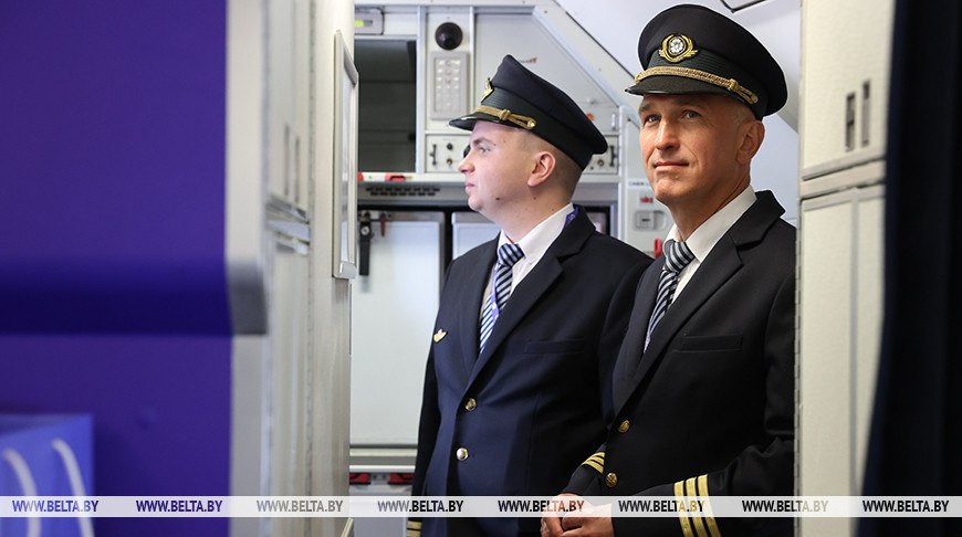 Александр Лукашенко в этом году впервые в истории независимой Беларуси состоится выпуск пилотов гражданской авиации Президент Беларуси поздравил работников и ветеранов авиатранспортной отрасли с профессиональным праздником Днем работников гражданской авиации Глава государства отметил что на белорусских авиаторов возложена важная миссия по безопасной и своевременной доставке пассажиров и грузов воздушным транспортом и они справляются с этой задачей несмотря на вызовы времени Особые слова признательности Александр Лукашенко адресовал ветеранам за те богатейшие традиции которые и сегодня помогают коллективу двигаться вперед Поддержать канал бустами Inst TikTok ВК OK FB