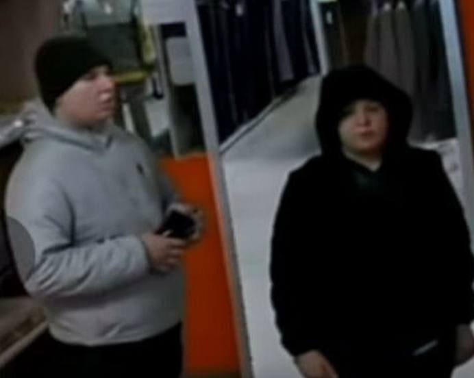 В Артёме подростки взломали ящик для пожертвований СВО полиция начала проверку В торговом центре Городской на центральном рынке Артёма двое подростков вскрыли ящик для пожертвований установленный объединением Дальневосточные ласточки для помощи участникам СВО и их семьям Инцидент произошёл около 14 25 14 30 По словам сотрудников ТЦ ящик был почти заполнен и содержал крупные купюры юных воришек не остановили ни надписи о назначении средств ни плакат 2025 Год защитника Отечества Организация призывает вернуть деньги добровольно и просит горожан помочь в поиске подростков Полиция Артёма сообщила что по факту хищения начата проверка устанавливаются личности причастных и обстоятельства произошедшего Источник newsartema    Реклама Подписывайтесь на NEWSVL