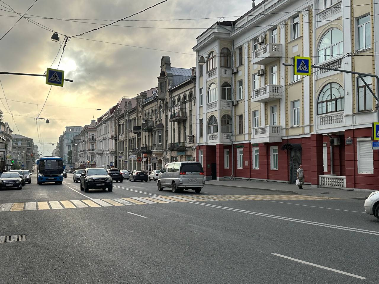 Водители Владивостока заплатили 41,6 млн рублей штрафов за неуплату парковки в 2025 году  Сумма поступлений в бюджет Владивостока от штрафов за неуплату парковки пока значительно превышает сумму, собранную в рамках концессионного соглашения с "Цифровым Приморьем".   По состоянию на 1 июня 2025 года, с момента запуска сервиса платных парковок  14 ноября 2022 года  в городской бюджет поступило почти 178 млн рублей штрафов.   Из них 242 тысячи - в 2022 году, 44 млн в 2023-м, 92 млн в 2024 и 41,6 млн за 5 месяцев 2025-го.  Сколько поступило в бюджет 2025 года в рамках концессии  15% направляется в город, 85% - оператору платных парковок  пока неизвестно. Но общий порядок понятен из цифр прошлого года. Так, по состоянию на октябрь 2024 года, то есть за 2,5 года работы сервиса, общая сумма поступлений в бюджет составила 10,5 млн рублей.    Админу