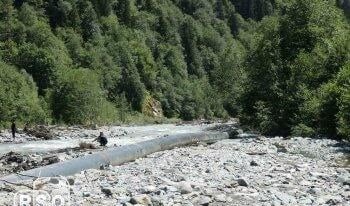 В Минстрое Южной Осетии рассказали о ходе реконструкции водовода Эдис-Цхинвал  Работы по восстановлению водозаборных сооружений и аварийных участков линейной части магистрального водовода Эдис-Цхинвал возобновятся весной этого года, как только позволит погода.   Об этом агентству   сообщила пресс-секретарь Минстроя Южной Осетии Юнона Хугаева.  «На сегодняшний день на объекте с опережением графика проведены основные работы по укладке магистральной трубы диаметром 325 мм и протяженностью более 6 километров. Также выполнены работы по бетонированию водоприемных камер и замене трубы на аварийных участках в поселке Дзау», - уточнил собеседник агентства.  Как отметили в Минстрое, срок завершения работ будет определен в рамках Инвестпрограммы на 2026-2028 гг.