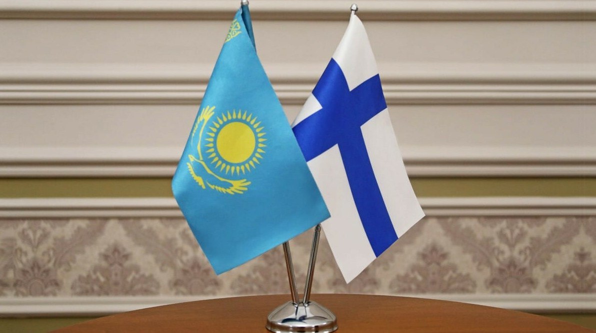 Казахстан и Финляндия договорились об обмене технологиями в водной сфере Казахстан и Финляндия подписали меморандум о сотрудничестве в модернизации водохозяйственной инфраструктуры эффективном управлении водными ресурсами обмене опытом и технологиями а также укреплении научно технических и институциональных связей передает ArbatMedia Как рассказали в Минводы документ был подписан в ходе официального визита президента Финляндии Александра Стубба в Казахстан Стороны договорились развивать технологии промышленной очистки и повторного использования воды внедрять водосберегающие решения цифровизировать учёт и мониторинг а также совместно работать над управлением рисками наводнений и засух В рамках меморандума планируются научные исследования и подготовка специалистов включая направления подземных вод и водной дипломатии Прислать новость