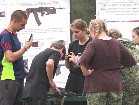 Более 250 школьников собрал патриотический слет в Козельском районе Школьники области и соседних регионов отправились в военно-патриотическую историческую квест-экспедицию. Слет объединил более 250 участников из Тульской, Московской и Калужской областей. Впереди у школьников еще несколько дней сборов, во время которых они встретятся с участниками СВО и научатся работать с беспилотными аппаратами.