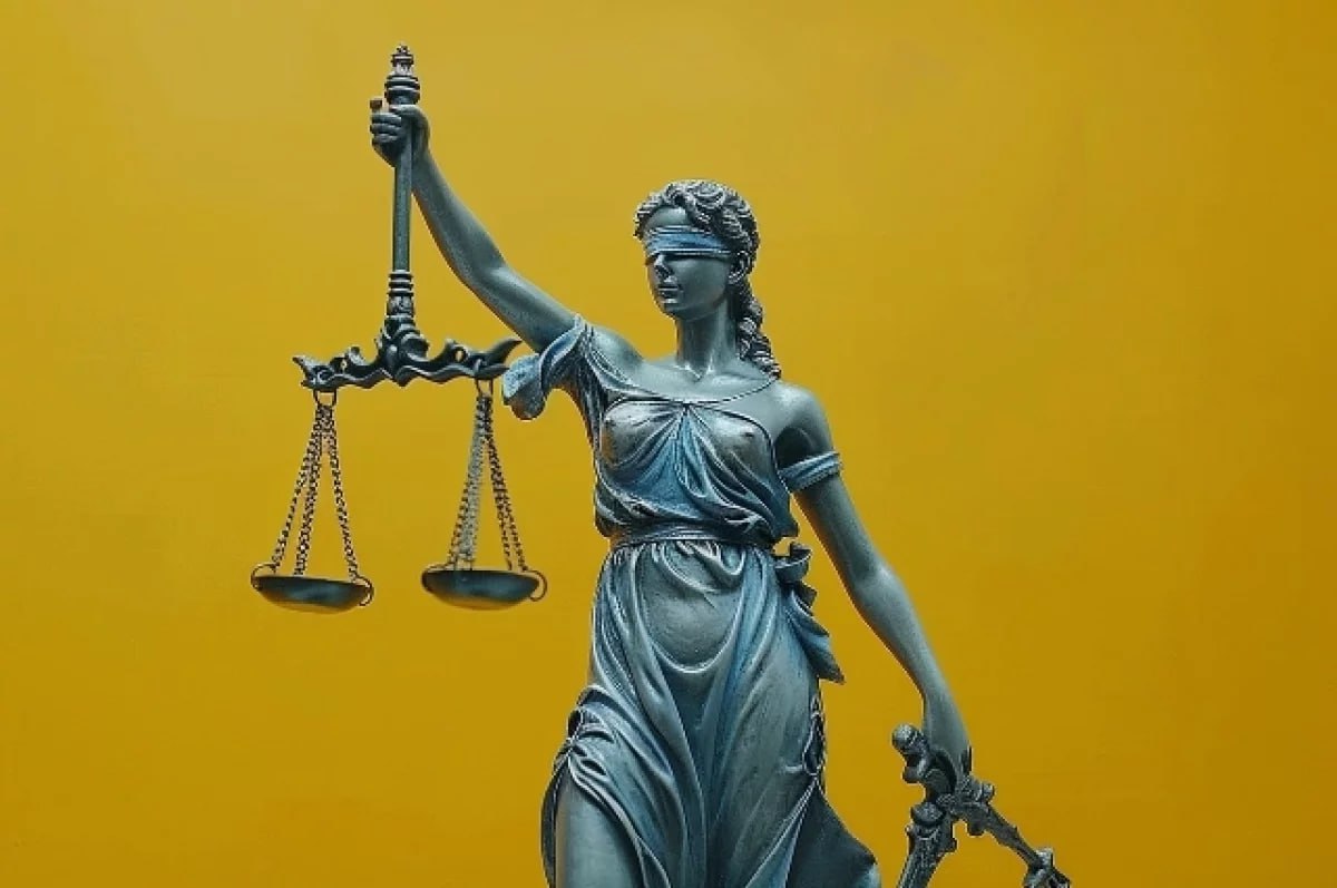 В четверг, 19 июня, суд в Приморье изменил приговор по делу о вспышке туберкулёза среди школьников в Дальнегорске . Как написал Telegram-канал «Прокуратура Приморского края», предприниматель и работница пищеблока получили реальные сроки — их отправили в колонию-поселение . Ранее прокуратура сочла ограничение свободы слишком мягким наказанием и добилась ужесточения. Вспышка инфекции произошла после того, как на работу в школьную столовую допустили женщину, болевшую туберкулёзом и гепатитом . #Приморье #Дальнегорск #туберкулёз #суд #новости Подробнее