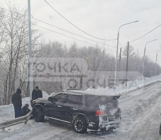 "Не вписался в поворот:" внедорожник врезался в дорожное ограждение в Ногликах  Очевидцы сообщают, что на севере Сахалина сегодня, 27 января, произошло ДТП на трассе.   Как уточнили свидетели ситуации, водитель Toyota Land Cruiser не справился с управлением и врезался в отбойник.  “Выезжал с охинской трассы на улицу Пограничную и не вписался в поворот”, - добавили очевидцы.  Информации о пострадавших не поступало. На месте работали сотрудники Госавтоинспекции.     Прислать новость    Подписывайся на «Точку отсчёта»