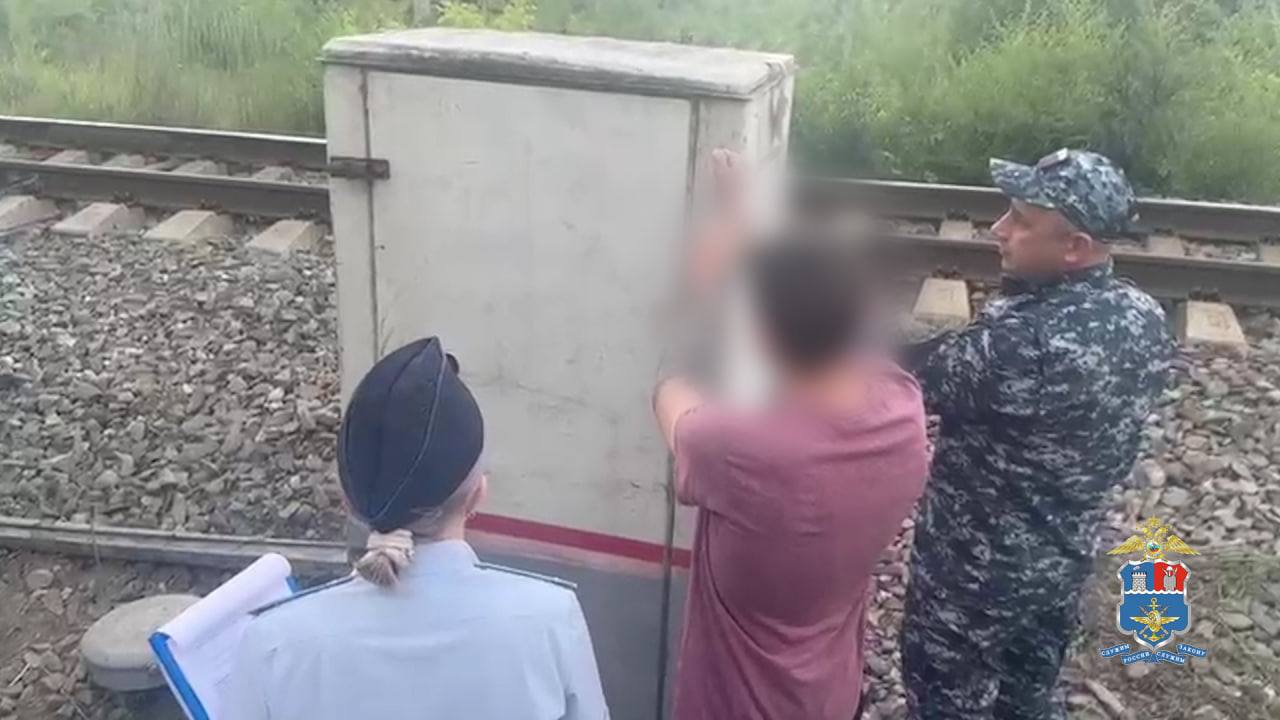 Под Ростовом арестовали поджигателя релейного шкафа Транспортные полицейские задержали 28-летнего мужчину, который сжёг электротехнический шкаф на перегоне Заречная – Красный Сад в Азовском районе. Атаку на оборудование задержанный совершил по указанию куратора. Как сообщили в управлении на транспорте МВД России по СКФО, взлом и поджог шкафа житель Ростовской области снимал на мобильный. Кадры должны были стать подтверждением атаки, за которую ему пообещал вознаграждение неизвестный куратор. Уничтоженное оборудование на перегоне регулировало смену сигналов на светофорах. Задержанному жителю донского посёлка Белозерный может грозить до 20 лет лишения свободы. Возбуждено дело по статье УК РФ «Террористический акт».