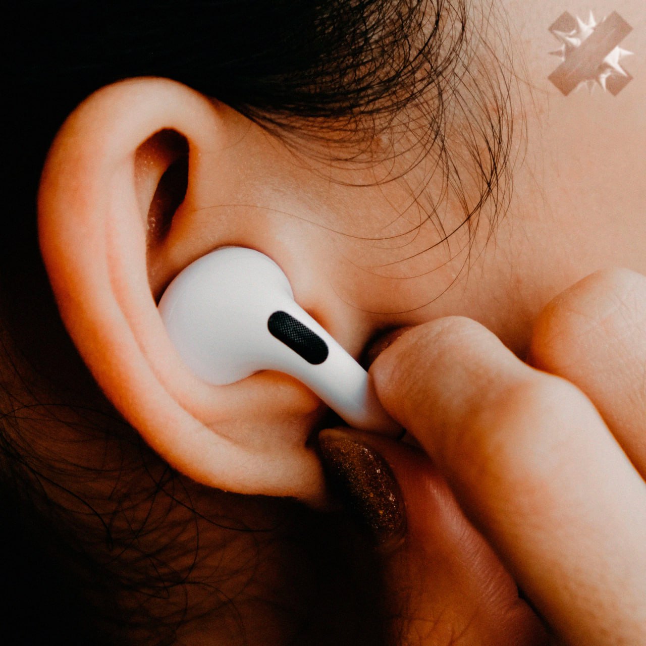 Врачи предупредили использование одного наушника ведёт к потере слуха Наш слух устроен под стереозвук если слушать только одним ухом нагрузка становится неестественной Со временем это может вызвать звон и постепенную потерю слуха Даже второе отдыхающее ухо страдает оно подстраивается под слабое а не компенсирует его Медики советуют если уж слушаете в одном наушнике держите громкость на уровне фонового шума и делайте паузы теперь только два наушника да я и так глухой НЕ МОРГЕНШТЕРН