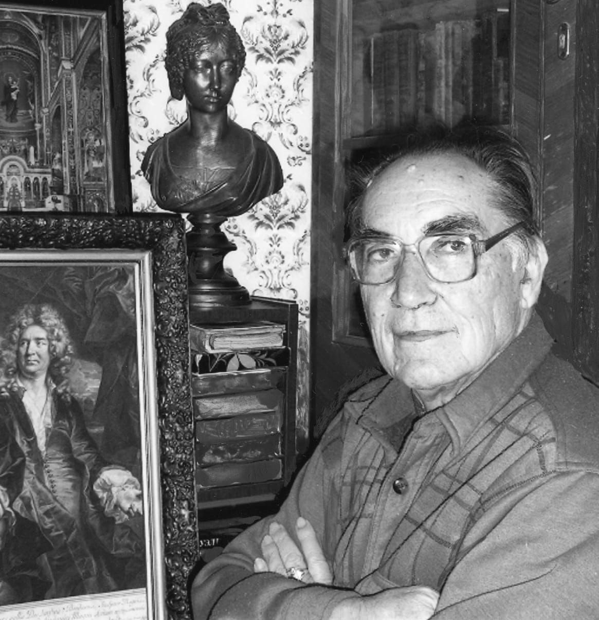 Сегодня на 95 ом году жизни скончался Александр Сергеевич Марков легендарный астраханский краевед историк писатель художник журналист Невосполнимая потеря для нашего города и региона Александр Сергеевич родился в 1931 году в селе Марфино Он автор изданий каждое из которых является бесценным вкладом в летопись Астраханского края Богатейшее наследие Александра Маркова насчитывает несколько десятков книг а также дневники публикации и рисунки рассказывающие об Астраханской земле и ее истории Заслуги Александра Сергеевича отмечены и администрацией города в 1993 году выдающемуся краеведу было присвоено звание Почетного гражданина города Астрахани Александр Марков как никто другой чувствовал Астрахань буквально дышал ею посвятив всю свою жизнь разгадке ее тайн увековечиванию событий и людей без которых нельзя представить ее историю Он и сам стал и навсегда останется частью астраханской истории Спасибо вам за всё Александр Сергеевич Выражаю самые искренние соболезнования родным и близким писателя