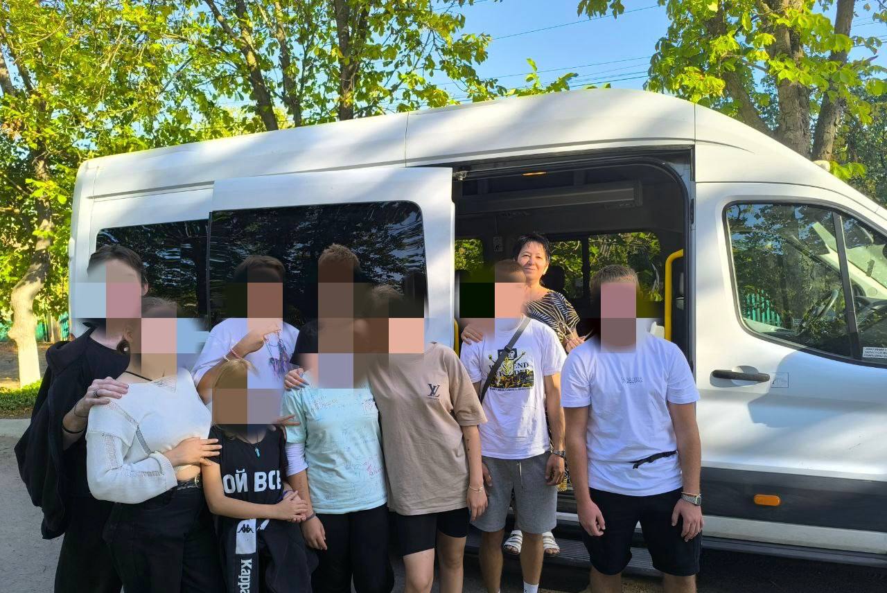 Отдых на черноморском побережье школьники Новой Каховки вернулись из летнего лагеря Наши дети благополучно вернулись из удивительного путешествия Группа школьников провела незабываемые дни в легендарном летнем лагере имени Юрия Гагарина в Евпатории Ребята смогли не только отлично отдохнуть на черноморском побережье но и завести новых друзей укрепить здоровье и зарядиться положительными эмоциями на предстоящий учебный год Эта замечательная поездка стала возможной благодаря всесторонней поддержке Министерства образования и науки Херсонской области и нашего шеф региона Калининградской области Администрация и временно исполняющий полномочия главы городского округа города Новая Каховка Владимир Оганесов искренне благодарят за помощь в организации детского отдыха и заботу о подрастающем поколении Желаем нашим ребятам ярких воспоминаний и отличного настроения Пусть энергия полученная у моря поможет им в новых достижениях