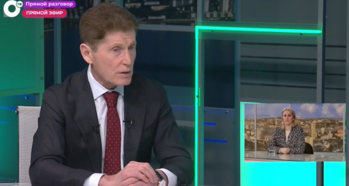 В Приморье участники СВО могут обучиться 200 специальностям в 28 колледжах Руководитель благотворительного фонда Надежный тыл и комитета Семей воинов Отечества по Приморскому краю Алена Штыбина задала вопрос о получении дополнительного образования или переобучения участников СВО и их семей Я выражаю Алене Штыбиной и ее организации Надежный тыл огромную благодарность за ту большую работу которую они ведут Фонд активно включился в работу с женами и матерями военнослужащих Тихоокеанского флота с первого дня СВО Алена глубоко понимает нужды семей и фронта так как ее муж является военнослужащим Эта деятельность крайне важна для поддержки наших защитников и их близких Мы ценим их самоотверженный труд рассказал губернатор Приморья Олег Кожемяко В Приморье 28 колледжей где можно получить новую профессию 200 наименований специальностей или пройти переобучение Для получения помощи в переобучении и образовании военнослужащие могут обратиться в Фонд Защитники Отечества Доступен путь через центры занятости населения в каждом муниципальном образовании Обращение через центр занятости населения предусматривает сопровождение карьерным консультантом который будет заботиться о подопечном Консультант предложит различные направления по трудоустройству и дальнейшему обучению При обращении в центр занятости населения каждому ветерану СВО или участнику предоставляется прикрепленный карьерный специалист Этот куратор будет сопровождать его на всех этапах процесса Специалист помогает в выборе профессии поиске подходящего колледжа и устройстве Он обеспечивает всестороннюю поддержку и консультации Мы заботимся о том чтобы никто не остался без внимания рассказал Олег Кожемяко Если человек не может получить необходимую специальность в своем районе бюджет компенсирует расходы на переезд и проживание Приморье