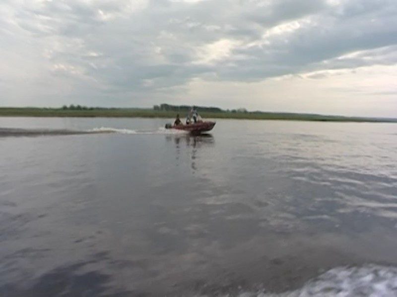 За минувшие сутки водолазы спасатели обнаружили двоих утонувших Напомним на Таймыре в конце сентября перевернулась лодка на её борту находились 5 человек Одного удалось найти только сейчас поиски остальных продолжаются На юге края в озере Тагарское утонула женщина Как говорят в МЧС сейчас большинство трагедий на воде связаны с нарушением техники безопасности на маломерных судах Кроме того на севере края есть риск что от берега могут отрываться льдины Спасатели призывают к бдительности vesti krsk