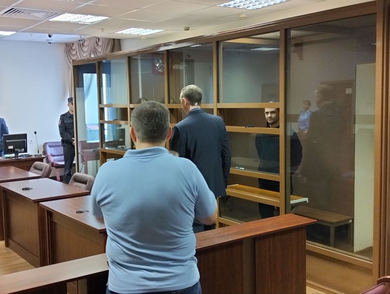Фотографа Григория Скворцова приговорили к 16 годам колонии. Также ему установлен год ограничения свободы. Фотографа обвинили в госизмене, фабула дела не разглашалась, суд проходил в закрытом режиме.
