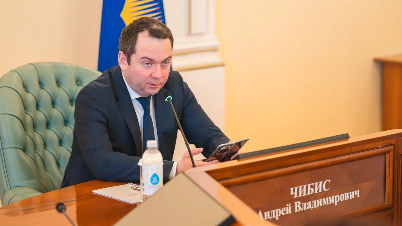 Андрей Чибис выступил на совещании у президента РФ с рядом предложений по развитию регионов Арктики Губернатор предложил закрепить обязательства по расширению Мурманского транспортного узла чтобы полностью раскрыть потенциал порта Также глава региона попросил установить цены на газ для промышленности на уровне средних по Северо Западу и включить область в федеральную программу повышения надежности электросетей Об этом глава региона сообщил в своем канале Макс Важной темой стала финансовая устойчивость Кольского Заполярья Андрей Чибис обратился за федеральной поддержкой бюджетов арктических регионов доходы которых снизились из за санкций Дополнительные средства необходимы для выполнения социальных обязательств в том числе на выплату северных надбавок и коэффициентов для обеспечения МРОТ Фото правительство Мурманской области Все самые важные новости ТГ ВК MAX