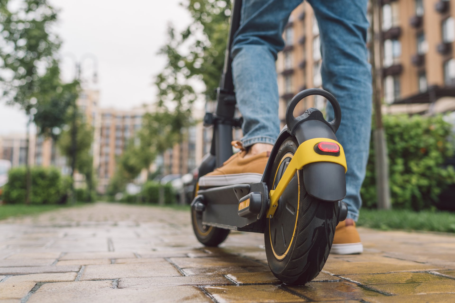 В Кудрово ввели ограничения для кикшеринговых самокатов Администрация Заневского городского поселения Ленинградской области установила новые правила для операторов кикшеринга Теперь на территории Кудрово разрешено размещать не более 600 электросамокатов а также введены ограничения по скорости и зонам использования Подробнее