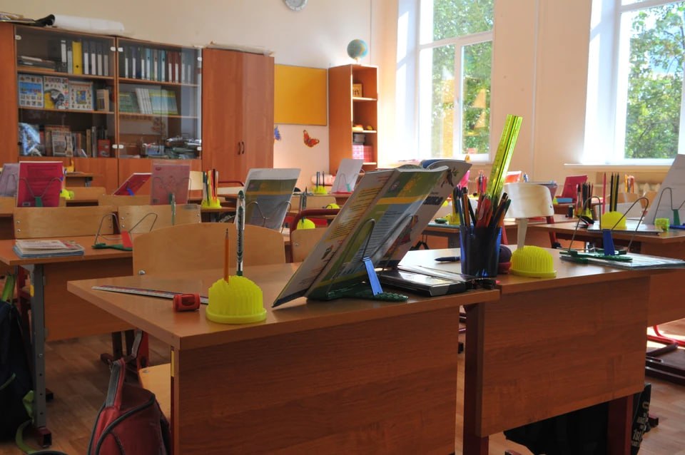 Откуда у детей такие наклонности девятилетние мальчики измывались над одноклассником в школьном туалете Жуткие вещи происходили в туалете одной из гимназий Челябинска Трое друзей третьеклашек издевались над своим одноклассником склоняя его к тому о чем им рано еще даже думать Это произошло еще в сентябре Всем участникам по девять лет Откуда только у них такие наклонности рассказывает источник КП Челябинск знакомый с ситуацией О происходящем ужасе узнали родители пострадавшего мальчика Мама требовала отчислить обидчиков сына но этого так и не произошло официально повода для этого нет Также их не поместили в центр временного содержания для несовершеннолетних правонарушителей КП Челябинск стало известно что по данному факту следователями было возбуждено уголовное дело оно расследуется Но вероятно юных бандитов не привлекут к ответственности ведь они еще не достигли соответствующего возраста   Подписаться на chelkp Мы в MAX