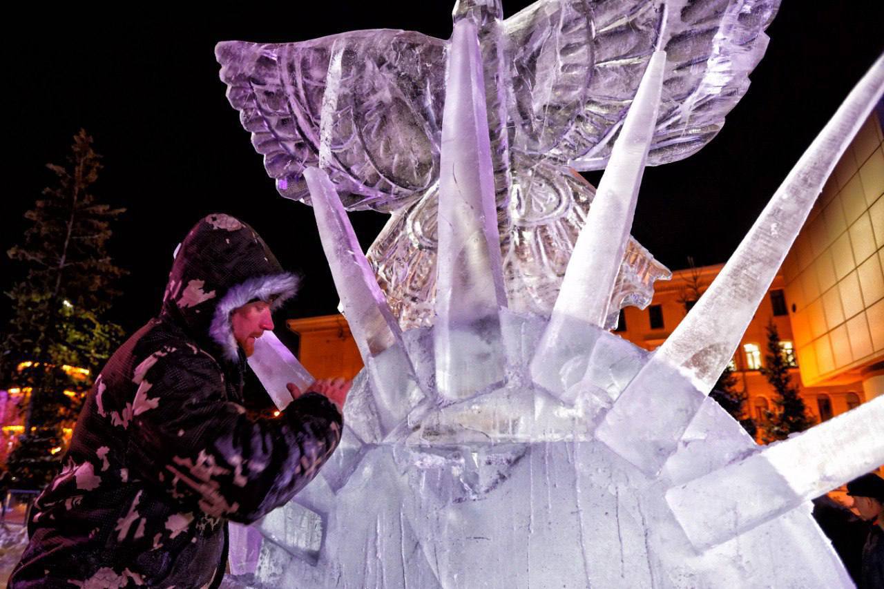 Полюбившийся всем фестиваль Хрустальный Томск пройдет традиционно в декабре Мы планируем пригласить лучших мастеров по резке льда чтобы создать фигуры которые в течение всей зимы украсят площадь Ново Соборную Если погода позволит резчики приступят к изготовлению фигур уже с 10 декабря Тема фестиваля в этом году Моя Родина Россия Скульптуры будут отражать героическое историческое и культурное наследие нашей страны Сибири и нашего региона Каждый художник сможет представить уникальную работу которая станет частью нашей народной истории По традиции во время фестиваля будет работать конкурс зрительских симпатий томичи смогут проголосовать за лучшую ледовую скульптуру Ледяные шедевры станут украшением площади Ново Соборной и будут радовать жителей и гостей нашего города до самой весны Подписывайтесь на канал в MAX