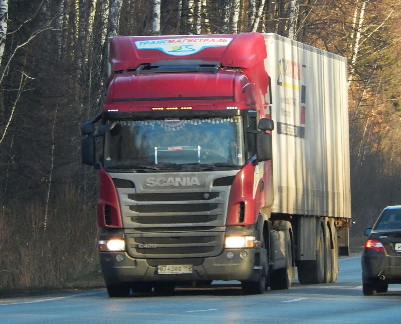 Фуры нагрузили спросом грузовые автоперевозки по России подорожали в 2025 году на 12 3 Во втором полугодии 2025 года рынок автомобильных грузоперевозок многие участники которого разорились и ушли из бизнеса вернулся к росту спроса и цен Но повышение ставок едва покрывает рост затрат отмечают компании Бизнес ожидает сложного 2026 года когда расходы еще увеличатся а конкуренция между перевозчиками кэптивными парками и китайскими компаниями усилится Определяющим фактором станет ключевая ставка но в среднем участники прогнозируют в 2026 году рост спроса в 3 8 и увеличение цен на 10 20 сообщает Коммерсант Подписаться на PRO transport