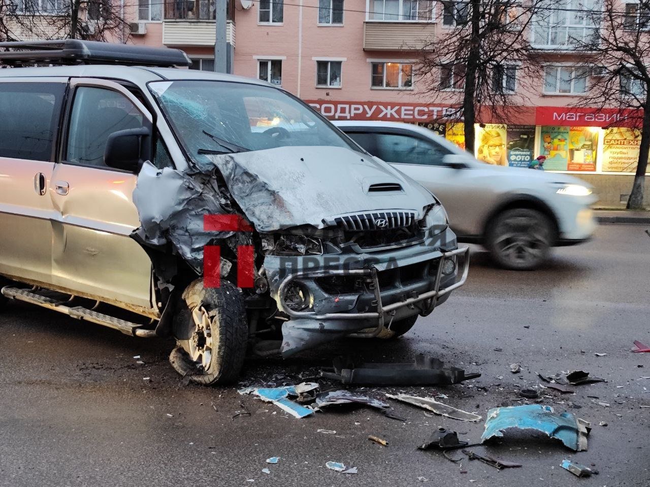 На ул. Октябрьской, в районе остановки «Комсомольский парк» произошло ДТП    По предварительной информации, столкнулись 3 машины: маршрутка, автобус и минивэн. Из-за этого образовалась жуткая пробка, выбирайте пути объезда!