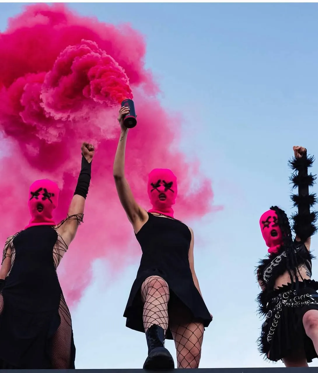 Росфинмониторинг внес панк группу Pussy Riot в перечень террористов и экстремистов Ранее в отношении нескольких участников коллектива в России были возбуждены уголовные дела Мария Алёхина заочно приговорена к 13 годам колонии по делу о фейках об армии РФ Тасо Плетнер к 11 годам Пётр Верзилов более чем к 8 годам лишения свободы Надежда Толоконникова и Вероника Никульшина ранее были признаны иноагентами Все участники группы находятся за пределами России