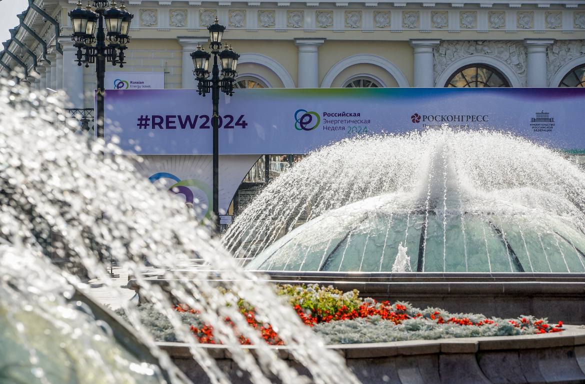 Москва, Санкт-Петербург, Нижний Новгород, Пермь и Екатеринбург - лидеры климатической повестки среди городов-миллионников России. Среди городов с населением от 500 тысяч до одного миллиона человек лучшие результаты показывают Балашиха, Ижевск, Набережные Челны, Ставрополь и Тюмень.    Столичные власти подготовили аналитический доклад «Климатическая повестка городов России» и онлайн-инструментарий для самодиагностики городов в сфере сокращения выбросов углекислого газа, противодействия изменениям климата и повышения качества жизни населения. Его представили на РЭН-2024.  В исследовании оценивается работа 36 крупных городов России по пяти ключевым направлениям, влияющим на интенсивность выбросов парниковых газов:     производство энергии   потребление энергии    транспорт   зеленые пространства   отходы  Важно, что улучшение результатов по данным показателям способствует не только снижению выбросов парниковых газов, но и повышению качества жизни в городах, уверены эксперты.  Подробнее