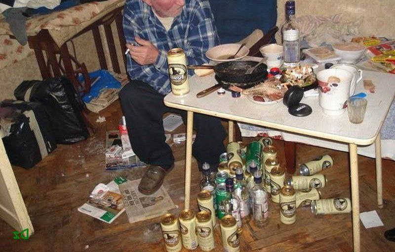 Бабулинг или казус Долиной приобретает в России немыслимые повороты теперь новый тренд алкохаус СМИ пишут что на Урале мужик под влиянием запоя отобрал квартиру у покупателей через по суд Альберт и Алёна купили квартиру в декабре 2023 года проверили все документы оплатили через банк сделали ремонт и даже успели сдать жильё Но не тут то было Бывший владелец Володя заявил что факт продажи наследства не помнит потому что пьёт с 19 лет и недавно ушёл в крепкий запой после смерти матери а на сделку его вообще подтолкнул собутыльник Суд поверил именно ему экспертиза подтвердила конечную стадию алкоголизма сделку отменили квартиру вернули Володьке а супругов оставили без жилья и денег