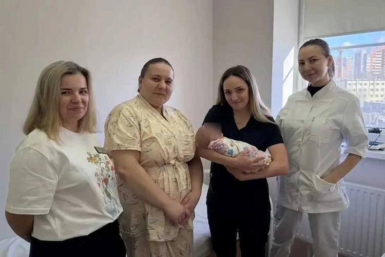 Из Ростовского перинатального центра выписали девочку родившуюся весом 580 граммов Врачи Ростовского перинатального центра спасли девочку которая родилась на сроке в 23 недели Ее вес составлял всего 580 граммов Об этом рассказали в пресс службе правительства Ростовской области Роды были экстренными малышке сразу была оказана реанимационная помощь Следующие три месяца ребенок провел под круглосуточным наблюдением специалистов в отделении реанимации и интенсивной терапии новорожденных Спустя время девочка смогла самостоятельно дышать но ей все еще требовалась кислородная поддержка ее перевели в отделение патологии новорожденных Сейчас девочка вместе с мамой находится дома и чувствуют себя хорошо На момент выписки ребенок весил уже 3 килограмма 100 граммов Подпишись на 1Rnd в МАХ Написать в редакцию