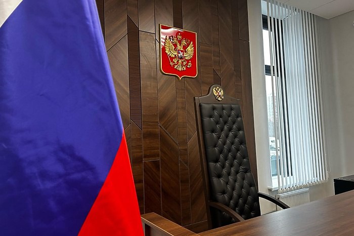ГУФСИН Десять осужденных наказаны за публичную демонстрацию экстремистской символики Оперативные сотрудники ГУФСИН России по Свердловской области постоянно выявляют и пресекают демонстрацию экстремистской символики осужденными которые содержатся в учреждениях УИС сообщает в среду пресс служба регионального ведомства В этом году было выявлено более 10 таких осужденных Все они подвергнуты штрафу по ст 20 3 КоАП РФ Пропаганда либо публичное демонстрирование нацистской атрибутики или символики либо атрибутики или символики экстремистских организаций либо иных атрибутики или символики пропаганда либо публичное демонстрирование которых запрещены федеральными законами говорится в сообщении пресс службы свердловского ГУФСИН В одном случае осужденный был привлечен уже в уголовном порядке поскольку к административной ответственности по ст 20 3 КоАП РФ ранее уже привлекался uralweb ru