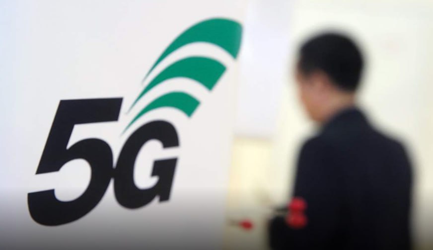 В России легализуют технологию фиксированного доступа в интернет на базе стандарта 5G узнали Известия из материалов Госкомиссии по радиочастотам Она позволяет подключать к сети квартиры и офисы на скорости до 1 Гбит с В Минцифры считают что технология 5G FWA пригодится там где заводить отдельный кабель в каждый дом сложно и нерентабельно Речь может идти о подключении к интернету коттеджных поселков окраин городов других малоэтажных населенных пунктов с небольшой плотностью застройки говорят эксперты По их мнению технология может быть востребована на фоне периодических отключений мобильного интернета и роста спроса на фиксированный доступ в Сеть jkinvest news jkinvest