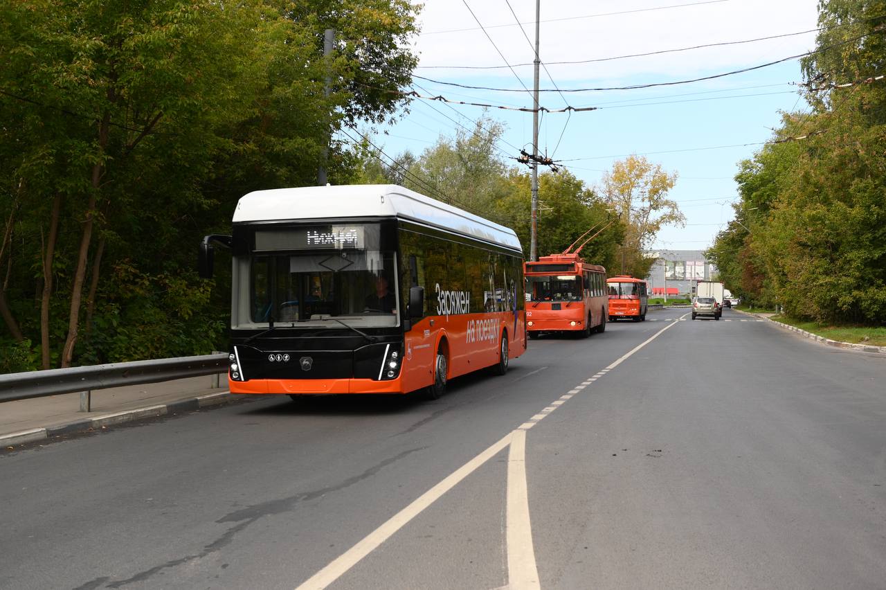 До конца сентября в Нижнем Новгороде на маршруты выйдут ещё 14 новых электробусов.  На текущей неделе планируется завершить приёмку нового транспорта, о чём сообщили в Центре развития транспортных систем. После регистрации электробусы будут направлены на маршруты Э-9 и Э-13.  До конца октября ожидается поставка ещё 32 единиц нового транспорта. По каким маршрутам будут распределены эти электробусы, пока не сообщается.