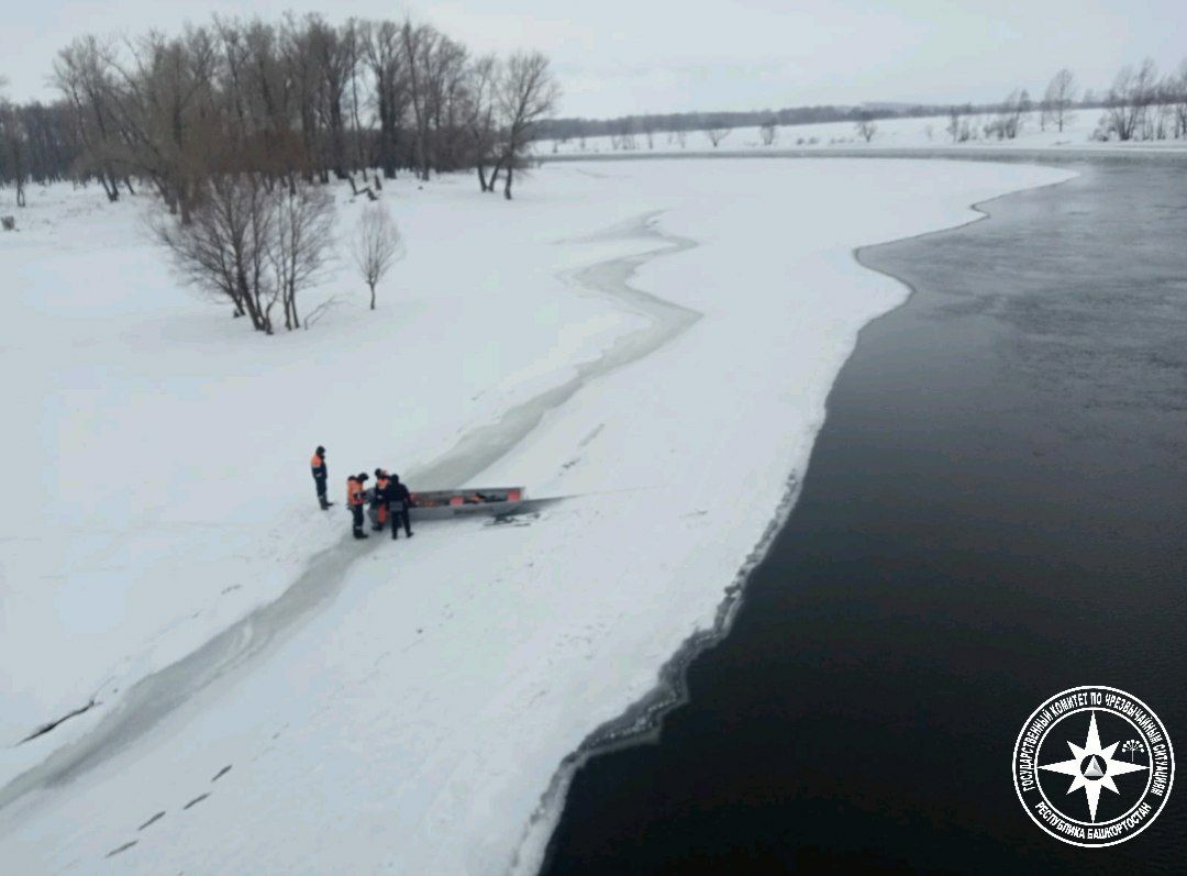 На третий день поисков водолазами найден подводный охотник, пропавший в ночь с 13 на 14 февраля на реке Белой в Мелеузовском районе.   В 2 часа ночи 14 февраля по номеру 112 обратился мужчина, который сообщил, что его напарник подводный охотник 1982 г.р. пропал на реке Белой, предположительно он утонул.   Спасателями и водолазами Госкомитета РБ по ЧС и МЧС России были организованы поиски пропавшего. За три дня было обследовано более 2000 кв.м. дна и 15 км. береговой линии.   Сегодня погибший был найден под льдом в 300 метрах выше по течению от места погружения.   Помните: экстремальные виды спорта и отдыха всегда связаны с риском для жизни и здоровья. Берегите себя и своих близких!