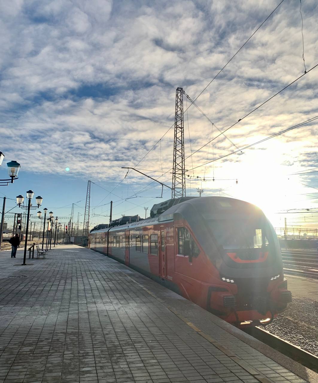 Некоторые пригородные поезда в Ярославской и Костромской областях будут курсировать с изменениями Утренний поезд 6320 Кострома Новая Галич 28 29 декабря 3 7 января будет отправляться и прибывать позже действующего в настоящее время расписания в 8 25 и 11 19 соответственно 29 декабря дневной поезд 6429 6430 Ярославль Главный Кострома Новая прибудет на конечную станцию в 15 48 вместо 15 29 вечерний поезд из Костромы следующий до остановки Депо в Ярославле отправится в 16 55 вместо 17 30 прибудет на конечную станцию по действующему в настоящее время расписанию в 19 48 вечерний поезд Ярославль Главный Кострома Новая доставит пассажиров на конечную станцию в 21 41 вместо 20 57   Обращаем внимание что 1 и 2 января на александровском и даниловском направлениях некоторые пригородные поезда не будут совершать рейсы Просим пассажиров внимательно следить за расписанием в мобильных приложениях РЖД Пассажирам и ПроТранспорт телеграм боте Электрички РЖД или на сайте компании перевозка sevppk ru