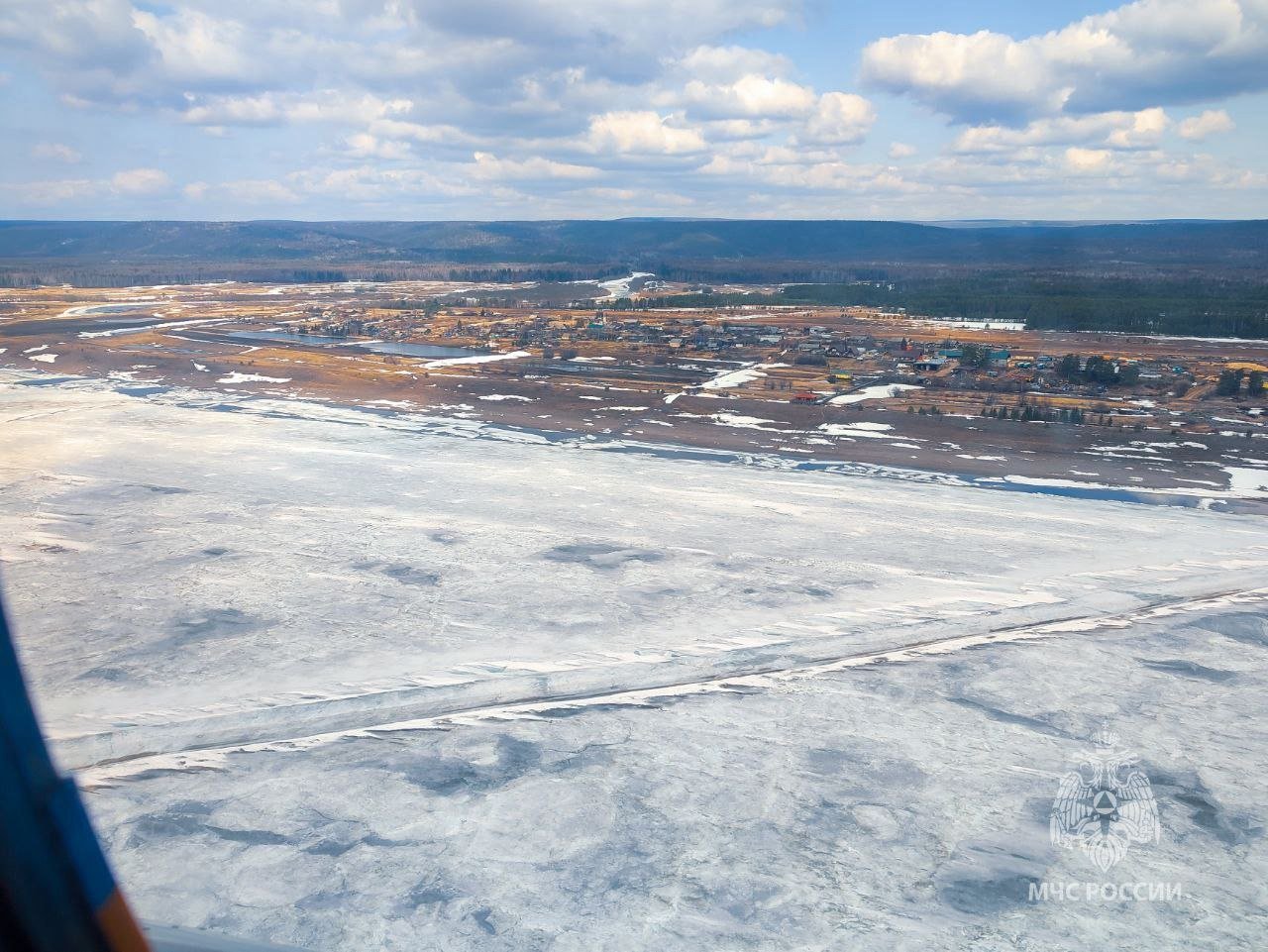 ⏺В Якутии снижение уровня воды привело к замедлению скорости ледохода Сегодня интенсивность ледохода на реке Лене замедлилась из-за маловодья. Об этом в ходе брифинга 11 мая сообщил начальник Службы спасения Республики Саха Якутия Иннокентий Андросов.
