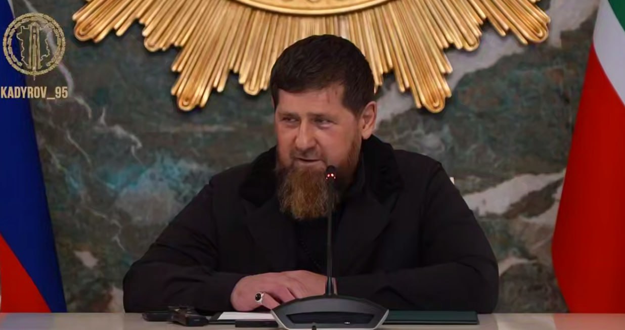 Власти Чечни призывают молодёжь активнее участвовать в политике и развитии республики по итогам выборов 2026 чеченские парламенты могут значительно омолодиться Глава ЧР Рамзан Кадыров на первом в этом году совещании с участием представителей всех органов власти напомнил о важном в 2026 м пройдут выборы главы ЧР депутатов Госдумы РФ парламента ЧР Грозненской городской думы и 15 муниципальных округов Руководитель региона в этой связи призывал дать дорогу молодым В них выборах должны участвовать и молодые специалисты В регионе грамотные представители молодежи Уверен они смогут реализовать потенциал если выдвинут свои кандидатуры подчеркнул он Учитывая что пожелания главы Чечни равносильны призыву к действиям по итогам выборов в ЧР можно ожидать омоложения думских фракций По крайней мере активным представителям молодёжи предоставят шанс проявить себя окажут поддержку При этом участникам СВО как и просит Владимир Путин по прежнему будет отдан приоритет В Чечне ускоряют обновление элит