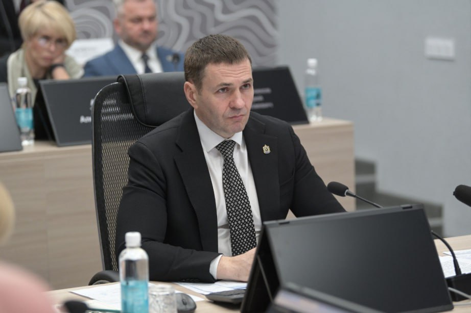 Дмитрий Демешин провел первую стратегическую сессию по развитию агропромышленного сектора и обеспечению продовольственной безопасности в регионе Сегодня сельхозкомплекс края обеспечивает всего 1 5 от ВРП а самообеспеченность по некоторым ключевым видам продукции является низкой Так регион почти полностью закрывает потребность жителей в картофеле яйце более 80 в меньшей степени овощами 32 7 При этом самообеспеченность по молоку и мясу менее 10 Эти направления нужно развивать Несмотря на то что регион находится в зоне рискованного земледелия в ряде районов вполне можно заниматься сельским хозяйством Поэтому эффективное использование земельных и других видов ресурсов это наша задача