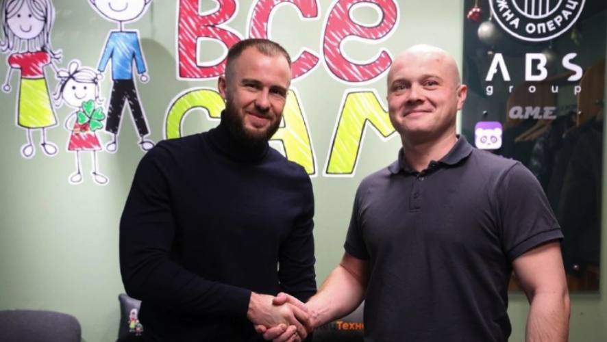 Спортивный судья Игорь Захаров выплатил компенсацию и помирился с пострадавшим которого он ударил Футбольный судья из Казани Игорь Захаров помирился с пострадавшим которого он ударил осенью Мужчина выплатил ему компенсацию которую перевели на благотворительность После случившегося судья не получал назначения на матчи Первой лиги где работал до этого Согласно условиям мировой сделки судья должен был заплатить компенсацию однако пострадавший предложил ему отправить эти средства на благотворительность Игорь Захаров согласился и предложил отдать средства детскому саду Все сам Кроме того он добавит к этой сумме ещё и деньги лично от себя Судья по информации федерации сам занимается благотворительностью в последние несколько нет он отправляет гуманитарную помощь бойцам СВО и несколько лет помогает детскому саду для особенных детей KazanFirst   в бот