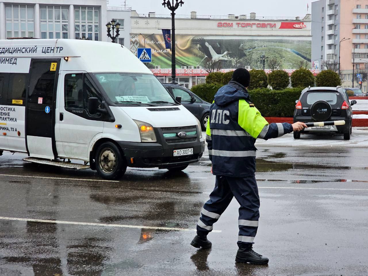 Под особым контролем Госавтоинспекции Борисовского района — маршрутный транспорт  Госавтоинспекция начинает контрольные мероприятия по повышению безопасности перевозок пассажиров. Особое внимание будет уделяться техническому состоянию автобусов регулярного сообщения. Сотрудники ГАИ проверят состояние шин, использование ремней безопасности в транспорте категории М2, выполняющего междугородние и пригородные рейсы. Вместе с тем, будет организован контроль ежедневных медицинских осмотров водителей маршрутных транспортных средств. При выявлении нарушений законодательства будут применены административные меры воздействия как к водителям, так и к ответственным за техническое состояние и эксплуатацию транспорта должностным лицам.   Госавтоинспекция призывает водителей соблюдать Правила дорожного движения для обеспечения безопасности всех участников дорожного движения. Госавтоинспекция даст принципиальную оценку каждому факту нарушения должностным лицом.