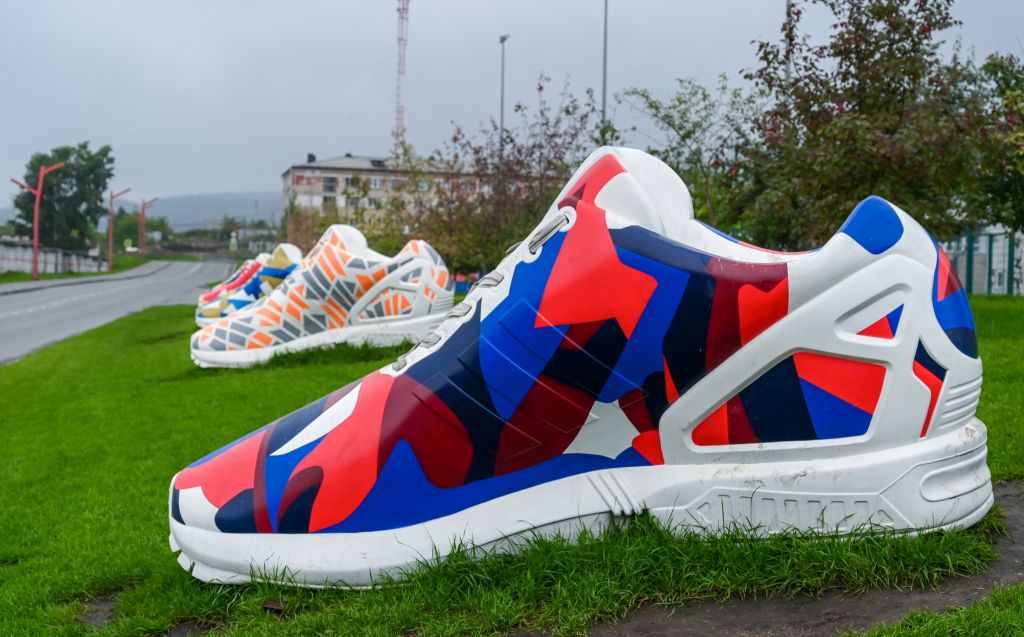 Опыт Сатки по созданию креативной среды применят в других городах Южного Урала В Челябинской области создадут методику по развитию городской среды на основе опыта который был реализован в Сатке Таковы итоги обсуждения на форуме Креативная среда который состоялся в Сатке вчера 29 октября Программа форума включала деловые сессии дискуссии лекции мастер классы тренинги и нетворкинг Основная тема обсуждений касалась преобразования городской среды через искусство и дизайн С 2015 года городской ландшафт Сатки преобразуется благодаря участию в Уральской биеннале современного искусства и проведению таких фестивалей как Satka Street Art Fest Арх Сатка и Арт Сатка в ходе которых город обогащается арт объектами от известных мастеров Форум также включал активную дискуссию на тему Код дизайна как расшифровать городскую среду в которой участвовали чиновники дизайнеры художники и кураторы арт фестивалей Участники искали ответы на вопрос о том как развивать региональные города сохраняя их историческую идентичность Успех Сатки демонстрирует что именно такой подход способствует созданию уникального облика города По итогам сессии было достигнуто соглашение о совместной работе над методикой развития городской среды которая сможет быть адаптирована для других городов региона сообщили в АНО Агентство развития креативных индустрий Челябинской области eugenejut