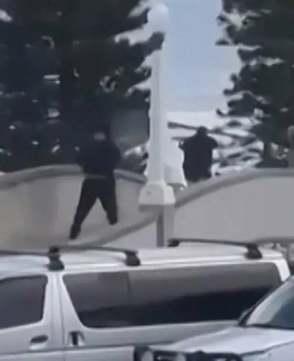 В Сиднее после стрельбы на пляже на мусульманском кладбище раскидали свиные головы пишет Daily Mail По данным издания произошло это на фоне высказываний лидеров мусульманского сообщества города которые отказались хоронить террориста так как не считают стрелков настоящими приверженцами ислама Тому кто это сделал ты не доказал ничего кроме своей ненависти Ты не решение проблемы а часть проблемы Могилы это места покоя достоинства и уважения для всех религий и всего человечества цитирует издание гробовщика Ахмада Храйчи который прокомментировал произошедшие на кладбище ВПШ