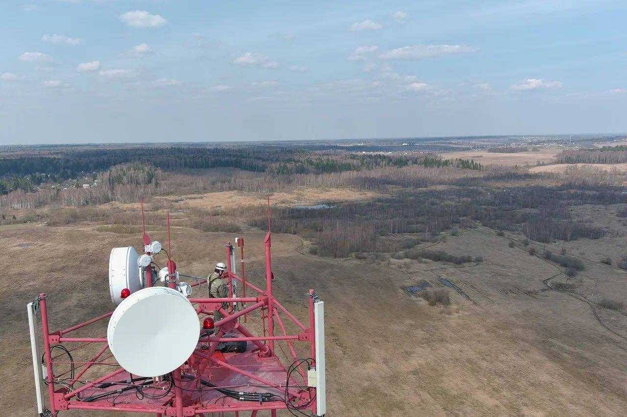 Камеры, оснащенные искусственным интеллектом, помогают следить за появлением возгораний в лесах Подмосковья  В этом году благодаря их работе удалось обнаружить более трети лесных пожаров в регионе. Вовремя замеченное возгорание получается ликвидировать быстрее.  Так, 12 июля благодаря системе видеомониторинга в м.о. Шатура было выявлено и ликвидировано возгорание в 1 км от д. Левинская. А днем раньше система зафиксировала пожар в 1 км от д. Анциферово Орехово-Зуевского г.о и моментально отправила сигнал диспетчеру, что позволило быстро потушить огонь.  «С начала года благодаря "умным" камерам, которые установлены на вышках сотовой связи, удалось обнаружить 39 лесных пожаров на площади более 50 га — около трети от общего количества. ИИ помогает определить точные координаты места задымления, моментально отправляя сигнал диспетчеру. Система видеомониторинга позволила сократить среднее время реагирования на 40 минут, — рассказал Андрей Воробьёв. — Все 134 камеры, оснащенные искусственным интеллектом, вращаются на 360 градусов — таким образом, мы видим 100% лесных территорий. Однако в наиболее пожароопасных локациях в ближайшее время дополнительно установим еще 5 видеокомплексов для усиления контроля».   Помните, что за неосторожное обращение с огнем, которое привело к лесному пожару, грозит ответственность вплоть до уголовной:   для физических лиц — до 60 тыс. рублей;  для должностных лиц — до 110 тыс. рублей;  для юридических лиц — до 2 млн рублей;  лишение свободы на срок до 10 лет.    Если заметите лесной пожар — звоните в лесохрану 8  800  100-94-00 или по номеру "112".