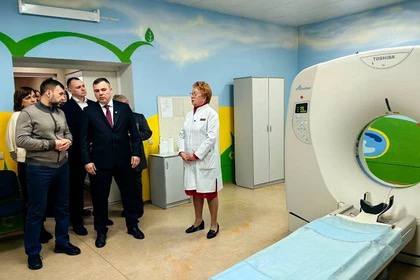 В ДНР разработают комплексную программу по профилактике эндокринных заболеваний Как сообщил глава региона Денис Пушилин комплекс мер будет направлен на предотвращение развития таких болезней как у детей так и у взрослых Во время визита в Донецкую детскую клиническую больницу 1 было определено что усилия сосредоточатся на двух ключевых направлениях Первое это ранняя диагностика для которой в Республике созданы условия благодаря укреплению материальной базы медучреждений работе выездных бригад врачей и Автопоезда здоровья Подписаться на donetsk kpru