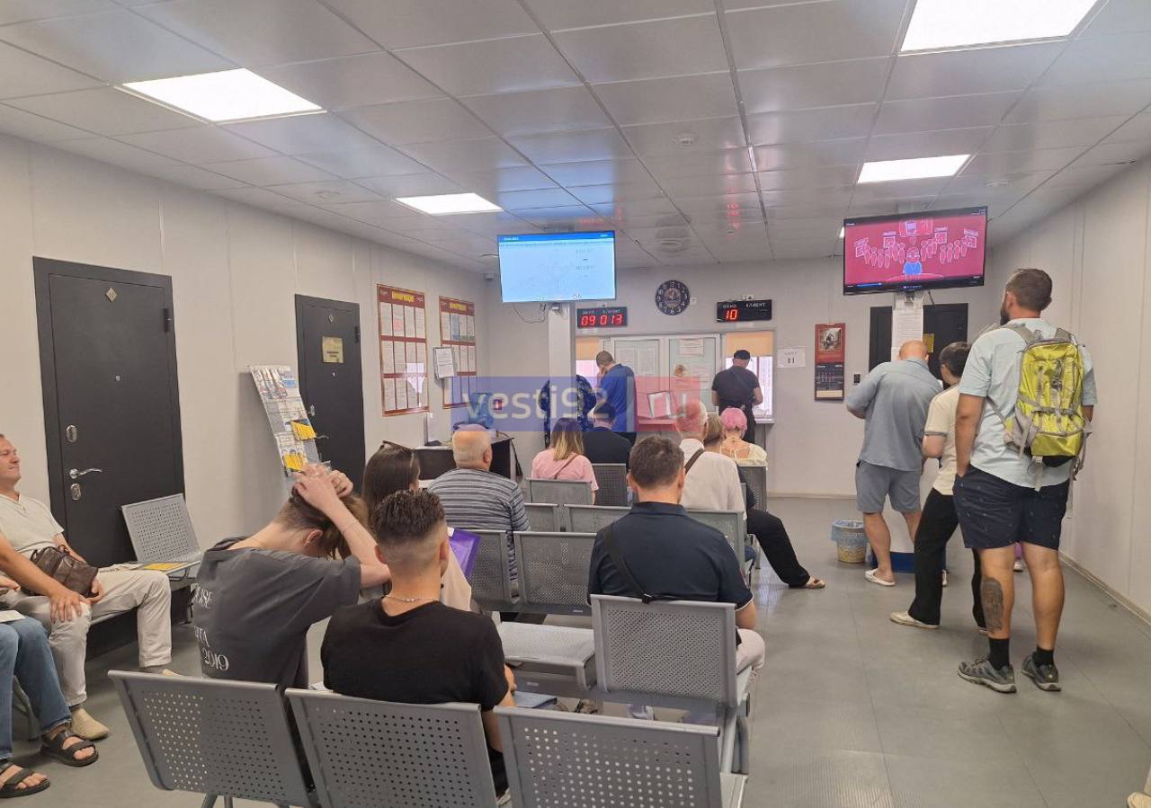 В Севастополе до 1 января 2026 года жители ЛНР, ДНР, Запорожской и Херсонской областей смогут зарегистрировать машины или получить водительские права при предъявлении необходимых документов. При этом обратившиеся в Госавтоинспекцию освобождаются от уплаты госпошлины и технического осмотра автомобилей. Услугу можно получить по живой очереди "день в день" или подать заявление через Госуслуги.