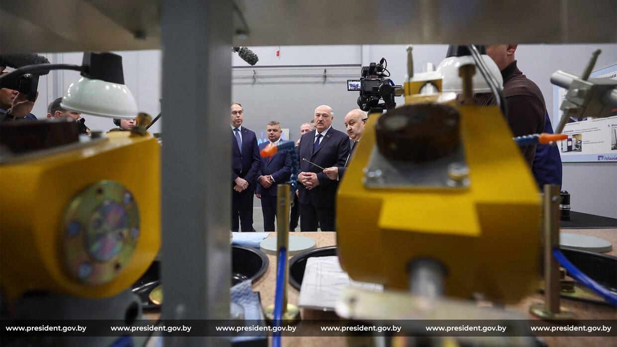 В Минске запустили Центр спецтехнологического оборудования для производства фотошаблонов и микрооптики В церемонии участвовал Александр Лукашенко при посещении ОАО Планар Фотошаблоны применяют в фотолитографии для переноса изображения на подложку без них невозможно сделать ни одну микросхему Новый центр единственный на территории стран бывшего СССР комплекс где могут изготавливать изделия технологического уровня 90 нм Они критически необходимы для создания передовых образцов оборудования электронного машиностроения Подробнее