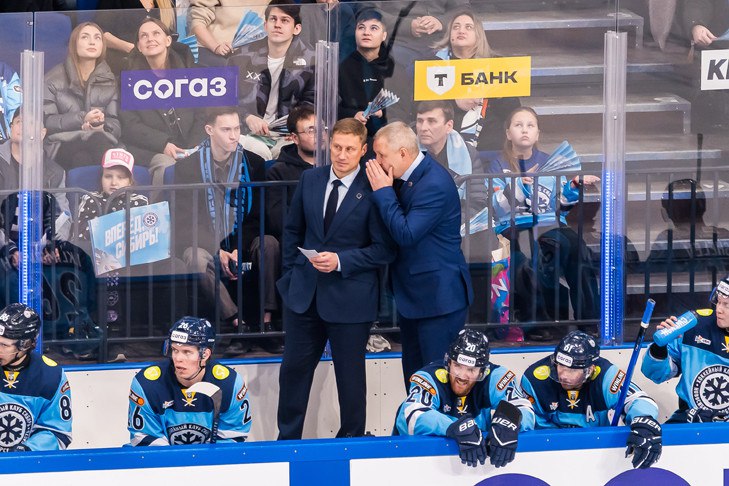 Ярослава Люзенкова утвердили на пост главного тренера ХК Сибирь Сегодня на заседании попечительского совета ХК Сибирь было принято решение назначить Ярослава Люзенкова главным тренером команды Ярослав Люзенков исполнял обязанности главного тренера нашей команды с 14 ноября При нем Сибирь одержала 11 побед и вернулась в зону плей офф отмечает пресс служба ХК Сибирь Напомним Ярослав Люзенков сменил на посту главного тренера Сибири Вячеслава Буцаева при котором команда претерпела 11 поражений подряд До этого Люзенков работал ассистентом главного тренера Вадима Епанчинцева Подписаться на наш канал в MAX