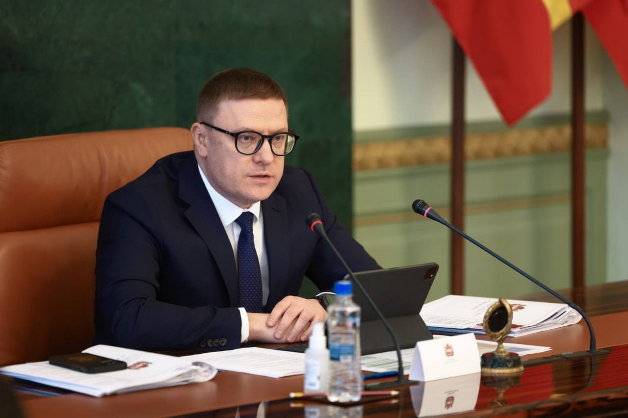 Челябинск готов к ИИ революции Совет при губернаторе Челябинской области обсудил системное внедрение ИИ в промышленность соцсферу и госуправление Алексей Текслер подчеркнул что ИИ стал базовой технологией для роста экономики и технологического суверенитета Уже применяются Умный трамвай цифровизация архивов решения для ТКО и промышленные разработки на ЧКПЗ и ММК Федеральный представитель Олег Хорохордин отметил потенциал региона как локомотива ИИ в УрФО Основные барьеры нехватка квалифицированных кадров автоматизации и инфраструктуры Текслер поручил ведомствам курировать внедрение ИИ и формировать рейтинг цифровой зрелости муниципалитетов