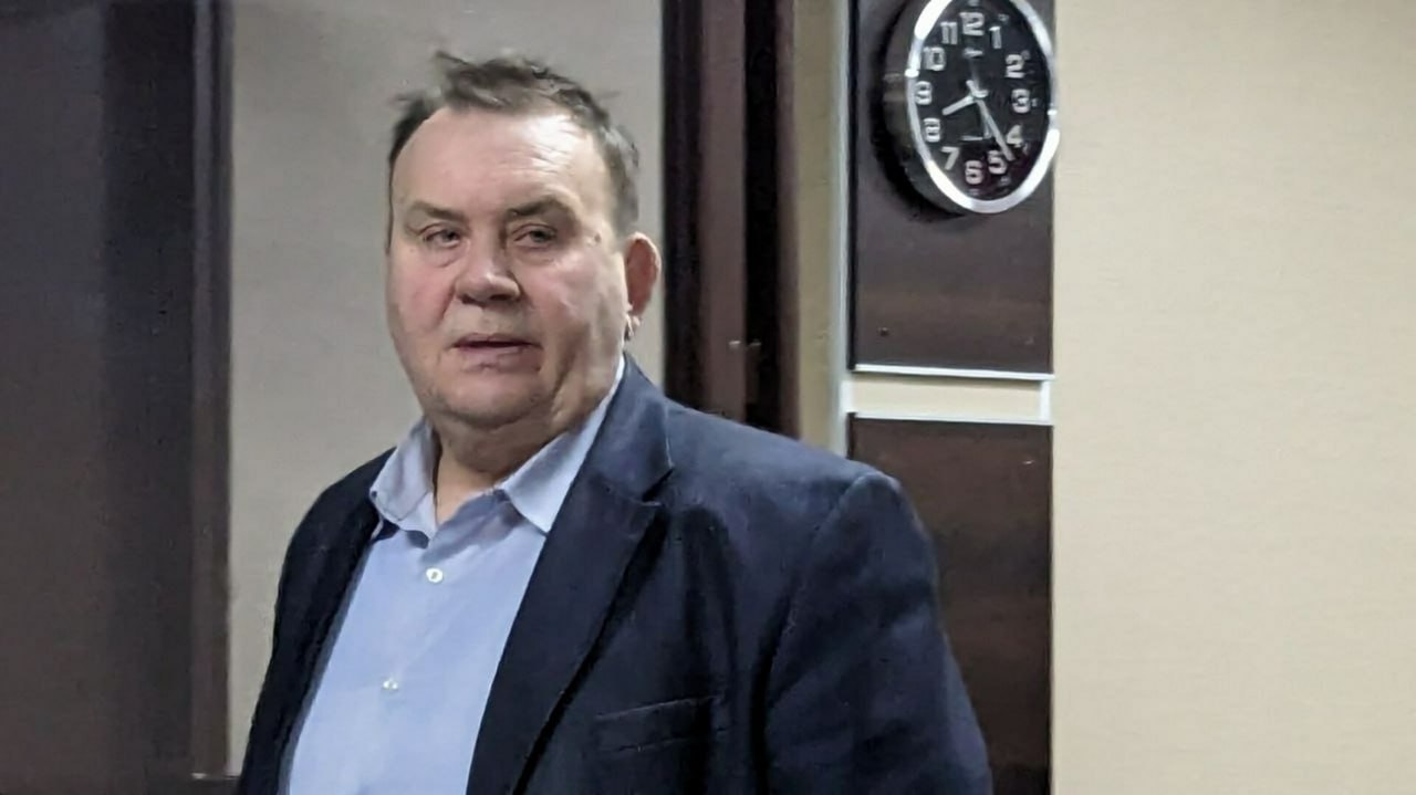 Приговор против экс-замглавы Минприроды Алтайского края отменили. Дело рассмотрят заново Алтайский краевой суд отменил приговор Центрального районного суда экс-замглавы Минприроды Алтайского края, начальника управления лесами Игорю Дергачеву и отправил дело на новое рассмотрение в суд первой инстанции. Это произошло ещё 19 июня 2025 года, следует из информации Алтайского краевого суда. Ранее Игоря Дергачева приговорили к трём годам условно по ч. 3 ст. 286 "Превышение должностных полномочий" и оправдали его по статье ч. 1 ст. 169 "Воспрепятствование законной предпринимательской или иной деятельности" . Дело отправили на пересмотр потому, что суд выявил в приговоре "существенное нарушение уголовно-процессуального закона". Апелляционную жалобу на приговор подали как адвокаты Дергачева, так и прокурор. Фото: amic.ru
