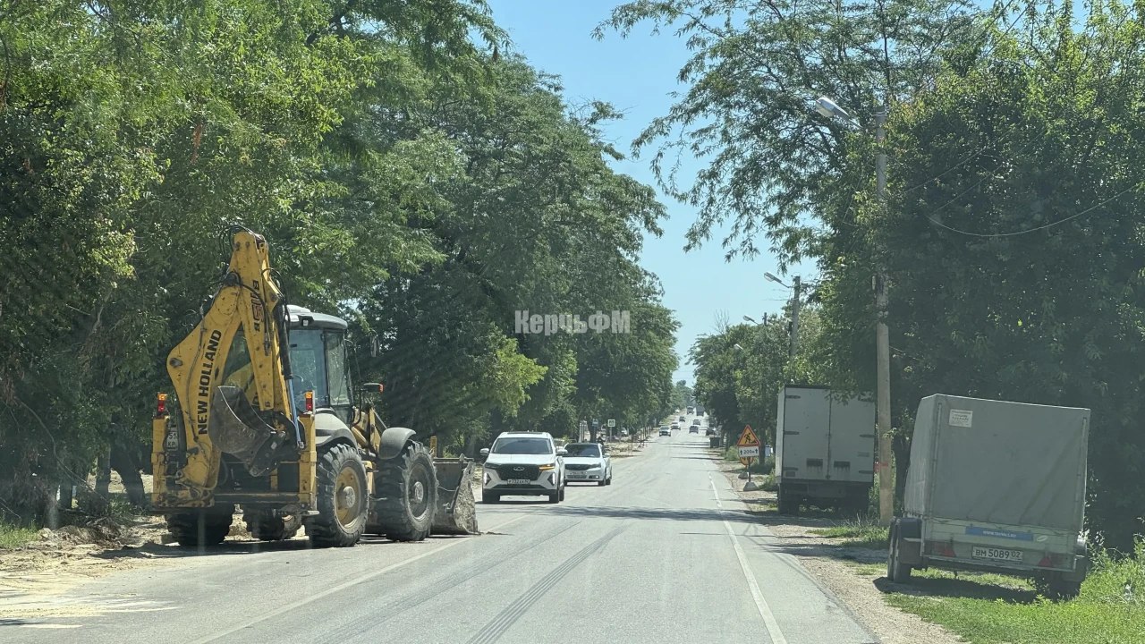 В Капканах не торопятся завершать работы по замене водовода В Керчи на улице Генерала Кулакова уже несколько месяцев частично ограничено движение транспорта по одной полосе дороге. А именно, в сторону завода Войкова, - передает КерчьФМ Это связано с работами по замене труб водоснабжения. Но, как и на Чкалова, здесь не спешат провести работы. Сегодня была замечена только одна единица техники. Вдоль дороги все также разрыто много ям, водителям и пешеходам следует быть внимательнее. Ведь, некоторые из них никак не оградили... подробнее