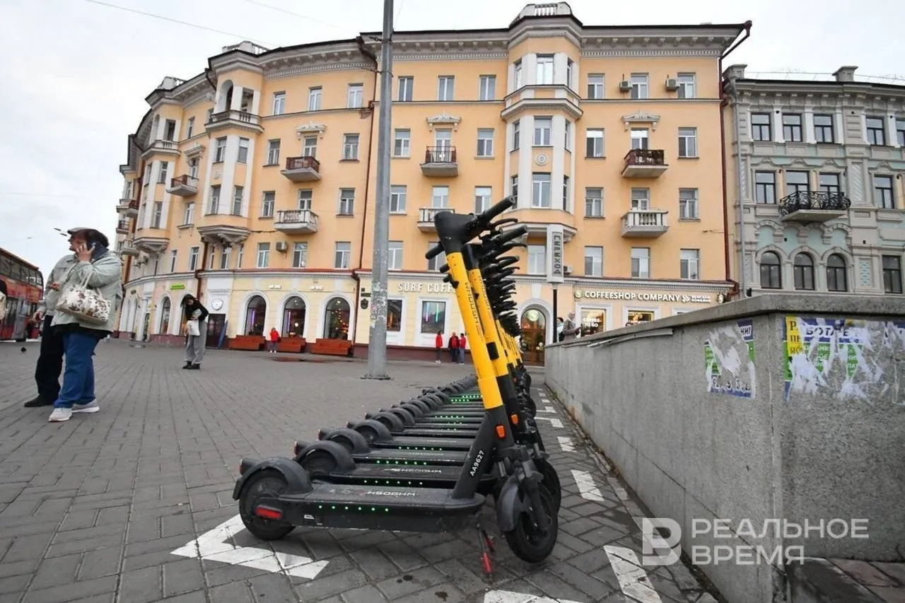 Whoosh в Казани официально стартовал сезон электросамокатов К старту сезона сервис обновил разметку парковочных зон первые средства индивидуальной мобильности уже расставлены на новых и обновленных местах стоянки