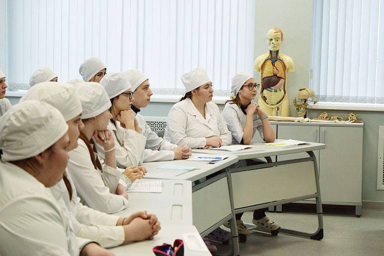 Хорошие новости для будущих медиков  ‍   В Тульской области откроется образовательный медицинский кластер. Соответствующее соглашение подписали:    министр здравоохранения Тульской области Сергей Мухин,    ректор Тульского государственного университета Олег Кравченко,     ректор Рязанского государственного медицинского университета имени академика И. П. Павлова Роман Калинин.  В состав кластера также вошли Тульский областной медицинский колледж и Ефремовский филиал Рязанского государственного медицинского университета.   Участники кластера — преподаватели медицинских вузов. У них будет две большие задачи:     повышать квалификацию педагогических работников Тульского медколледжа;   оказывать методическую поддержку при формировании учебных программ.   Все это позволит повысить качество подготовки будущих медиков в регионе.  Создание кластера соответствует задачам нацпроекта «Продолжительная и активная жизнь»