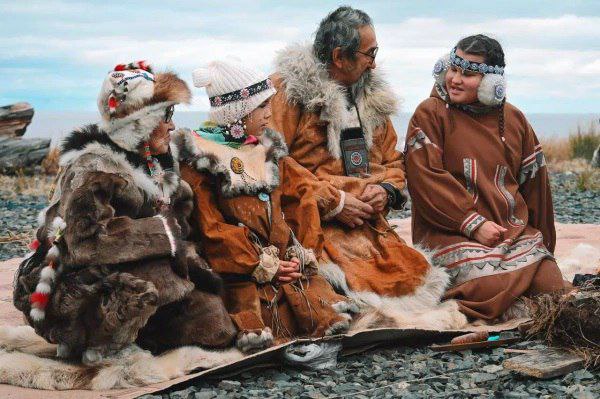 Туристам откроют новый маршрут на Чукотку через Магадан В начале марта стартует масштабная автоэкспедиция Амур Арктика участники которой преодолеют путь от российско китайской границы через Якутию Амурскую и Магаданскую области чтобы финишировать на Чукотке Экспедицию организаторы неофициально называют первым этапом золотого маршрута по Дальнему Востоку Идея маршрута была разработана в прошлом году в рамках фестиваля Берингов пролив Партнерами проекта выступают Корпорация развития Дальнего Востока и Арктики и правительство Чукотского АО Предполагается что новый маршрут позволит путешественникам насладиться арктической природой а также увидеть уникальные технологические проекты Чукотки Присоединиться к проекту могут все желающие автопутешественники готовые за 3 недели проехать настоящий пояс холода Источник РБК Восток