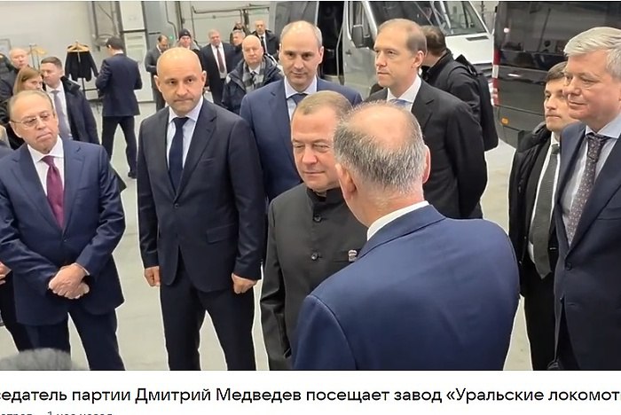Дмитрий Медведев по приезде в Екатеринбург посетил завод Синары В Екатеринбург с рабочим визитом прибыл председатель Единой России зампред Совбеза РФ Дмитрий Медведев сообщает URA RU Первым делом Дмитрий Антольевич посетил завод Уральские локомотивы г Верхняя Пышма предприятие входит в Группу Синара Медведев ознакомился с технологическим развитием предприятия и сделал заявление о целях специальной военной операции Мы достигнем мира и обеспечим безопасность нашего государства сказал зампред Совбза РФ в ходе встречи с рабочими завода Медведев зашел в кабину российского электропоезда Финист и осмотрел место машиниста и приборную панель Там его сопровождали первый вице премьер Денис Мантуров и гендиректор Группы Синара Виктор Леш передает корреспондент РИА Новости uralweb ru